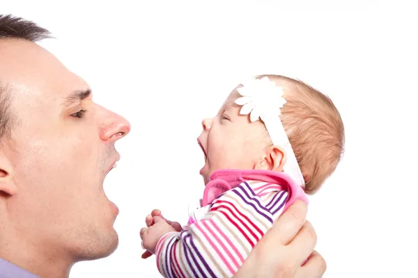 Padre feliz con un bebé aislado sobre un fondo blanco — Foto de Stock