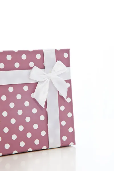 Geschenk mit Schleife im Polka Dot Design Wrap — Stockfoto