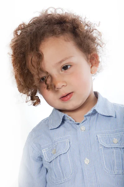 Schattige kleine jongen met een intelligente uitdrukking — Stockfoto