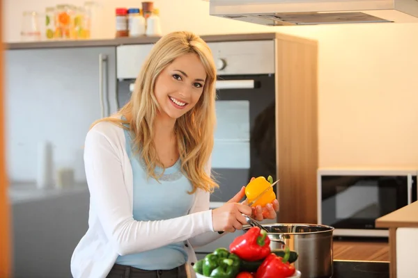 Mulher cortando um pimentão amarelo nutritivo — Fotografia de Stock