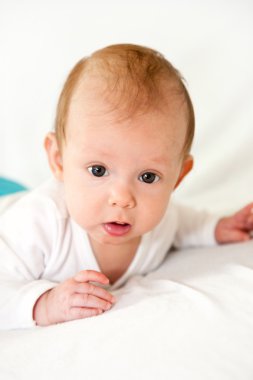 sevimli bebek bebek karnı yatakta yatan