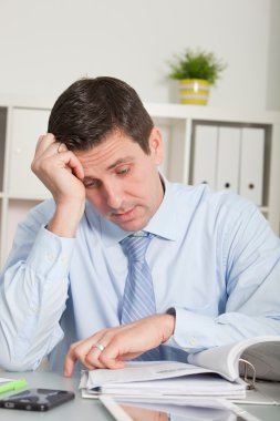 endişeli işadamı resmi belgeleri analiz etme