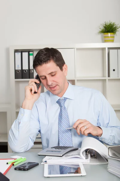 Selbstbewusster Buchhalter telefoniert — Stockfoto