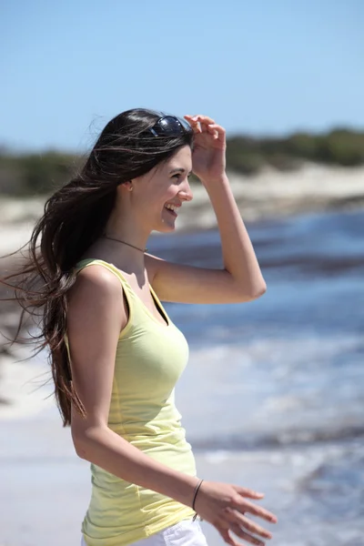Счастливая стройная молодая женщина у моря — стоковое фото