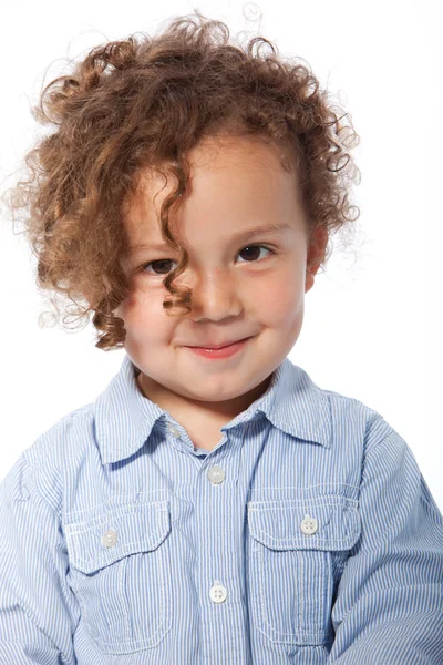 Jongen met krullend haar lachende — Stockfoto