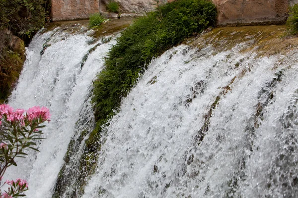 Вода каскадом над водопадом плотины — стоковое фото