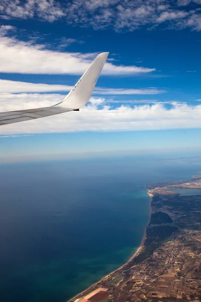 Flying over a coastline in an airplane — Stock Photo, Image