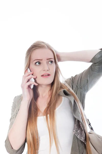 Jeune femme en gris et blanc parlant au téléphone — Photo