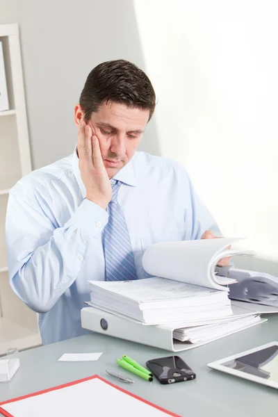 Serious Handsome Employee Reading Manuais — Fotografia de Stock