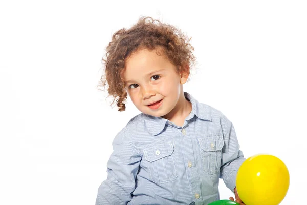 Lindo caucásico niño celebración amarillo bola — Foto de Stock