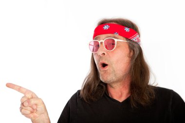 Sağ işaret eden güzel uzun saçlı erkek