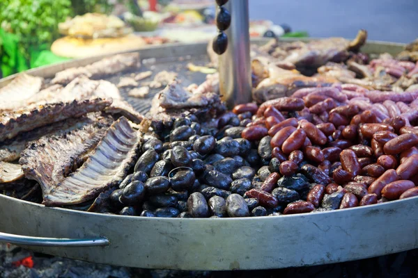 Yuvarlak metalik tutucu üzerinde çeşitli baklagiller - Stok İmaj