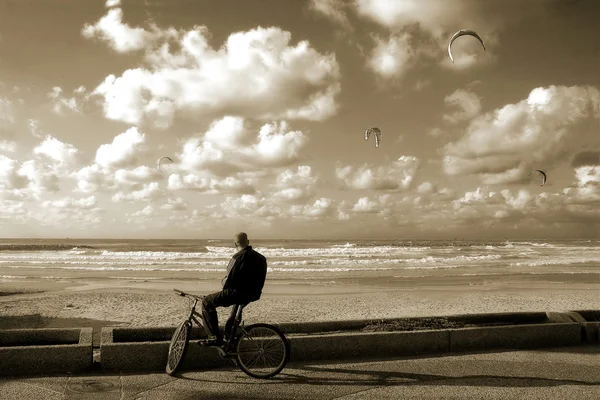 Bicycle rider on the beach. — Stock Photo, Image