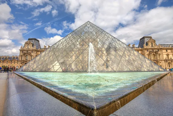 Piramida Luwru. Paris, Francja. — Zdjęcie stockowe