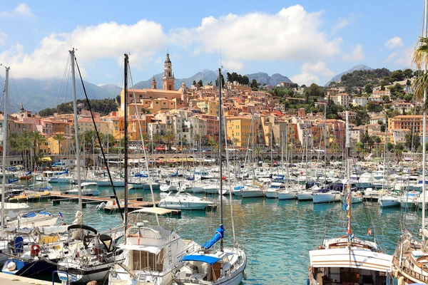 Jachthaven en stad van menton in Frankrijk. — Stockfoto