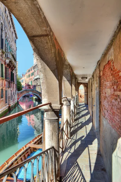 Oude passage langs kanaal. Venetië, Italië. — Stockfoto