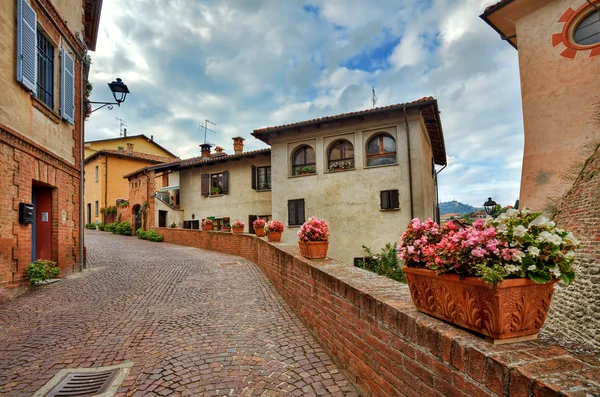 Old houses and narrow street. Barolo, Italy. — Stock Photo, Image