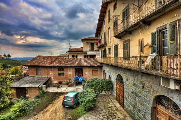 Pátio tradicional. Barolo, Itália . — Fotografia de Stock
