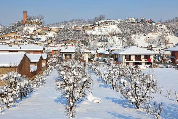 Kleine stad onder de sneeuw. Corneliano d — Stockfoto