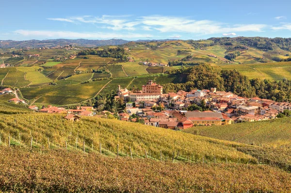 Jesienny widok na barolo. Piemontu, Włochy. — Zdjęcie stockowe