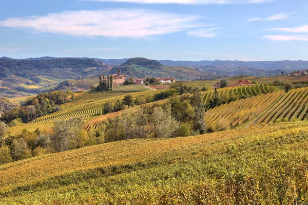 Colinas e vinhas do Piemonte no outono . — Fotografia de Stock