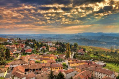 gün batımında İtalyan bir kasaba. Piedmont, İtalya.
