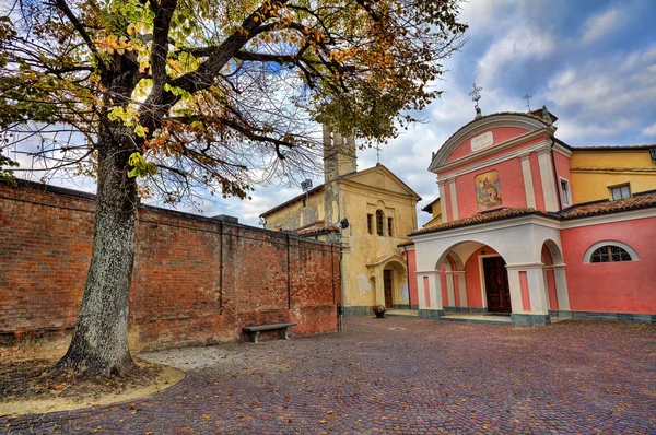 Malé dlážděné nádvoří. Barolo, Itálie. — Stock fotografie