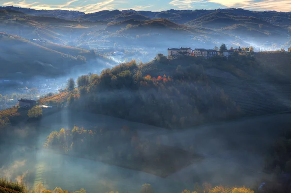 Wczesnym rankiem na wzgórzach. Piemontu, Włochy. — Zdjęcie stockowe
