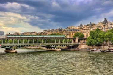 Pont de bir-hakeim Köprüsü. Paris, Fransa.