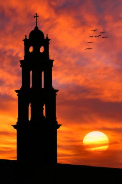 güzel gökyüzüne karşı kilise siluet.