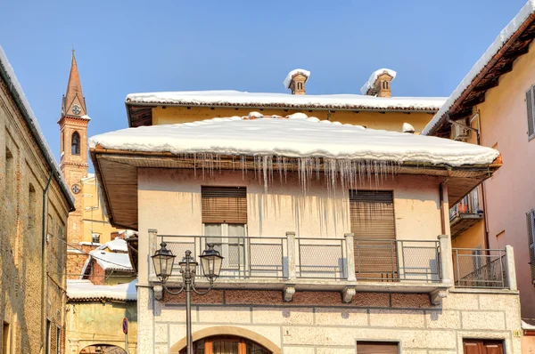 Hus med istappar. Piemonte, Italien. — Stockfoto