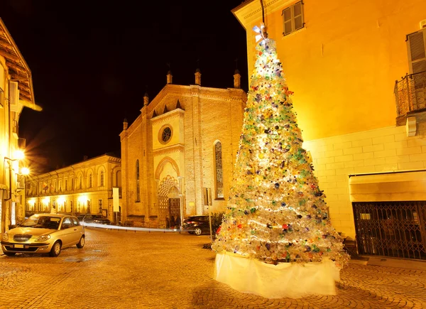 Árvore de Natal em pequena praça. Alba, Itália . — Fotografia de Stock