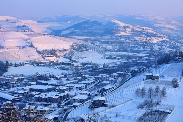 Zasněžené kopce Piemont, Itálie. — Stock fotografie