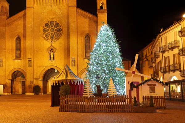 Julgranen framför katedralen. Alba, Italien. — Stockfoto