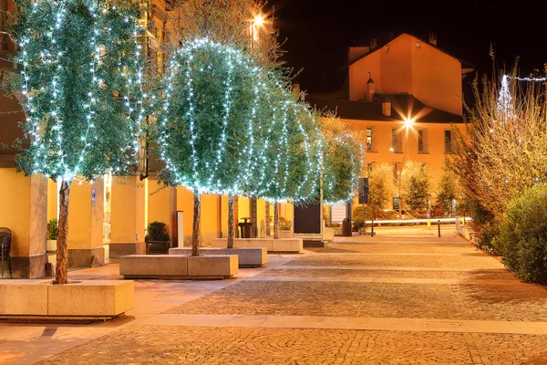 Belysta träd. Alba, Italien. — Stockfoto