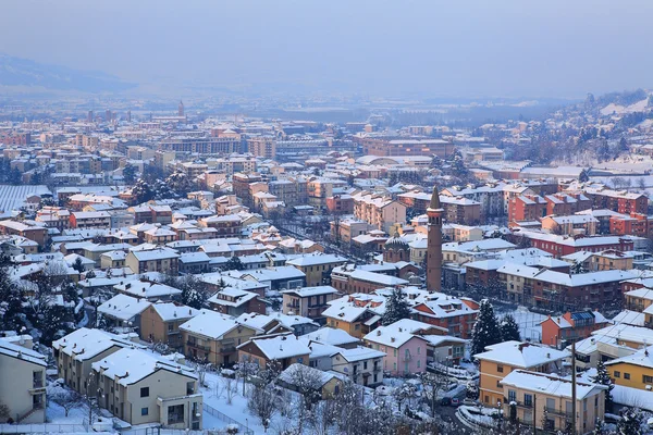 Luchtfoto uitzicht op besneeuwde stad. Alba, Italië. — Stockfoto