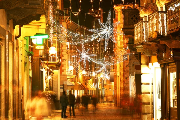 Rua decorada à noite. Alba, Itália . — Fotografia de Stock