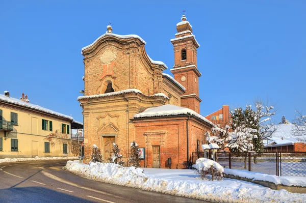 Oude kerk op de weg. Piemonte, Italië. — Stockfoto