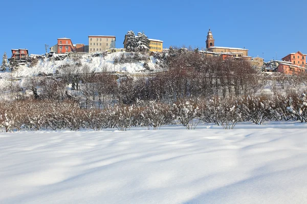 Piccola cittadina sulla collina innevata . — Foto Stock