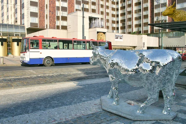 Sculpture of mosaiced cow. Prague, Czech Republic. — Stock Photo, Image