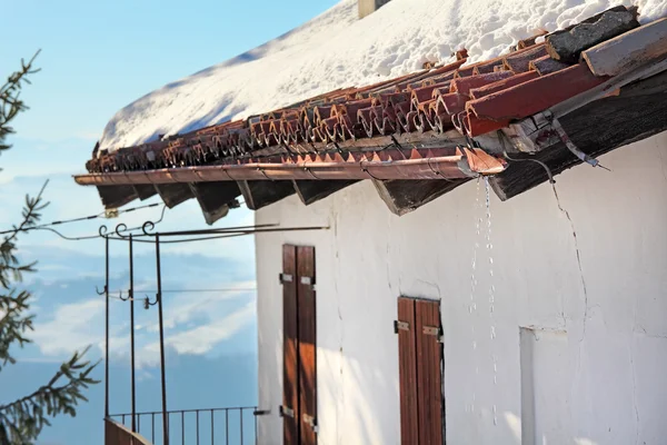 Smältande snö på taket kakel. — Stockfoto