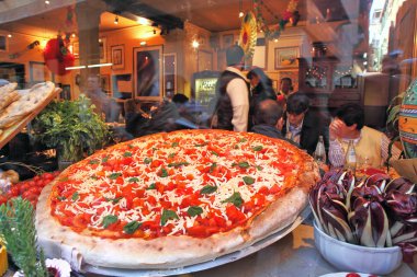 Venedik, İtalya Restoran pencerede görüntülenen büyük pizza.