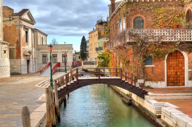 küçük kanal ve ev. Venedik, İtalya.