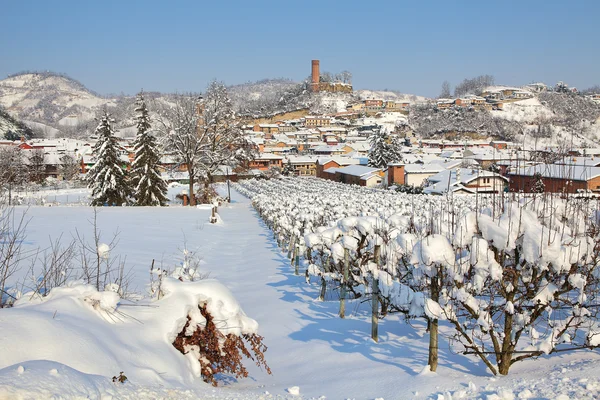 Pequeña ciudad cubierta de nieve en Piamonte, Italia . — Foto de Stock