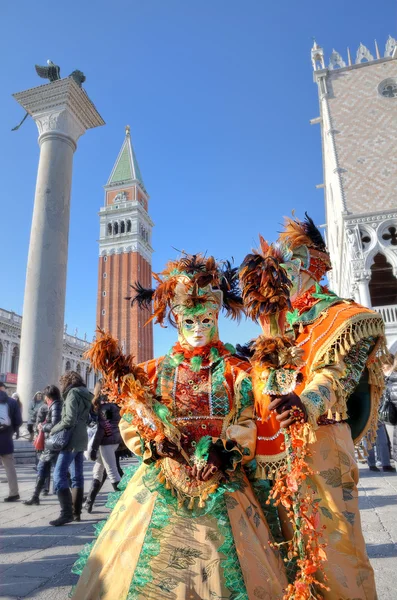 Dois participantes no carnaval veneziano . — Fotografia de Stock