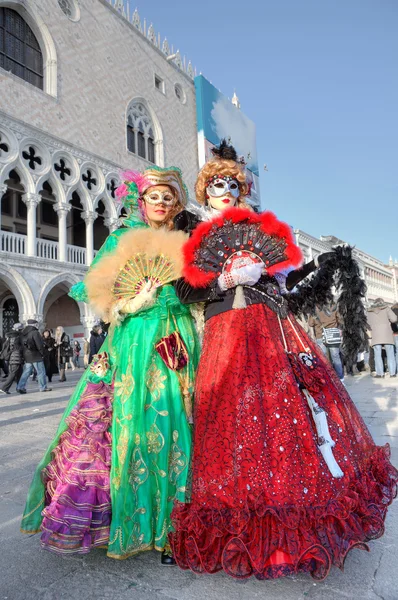 Два участника венецианского карнавала . — стоковое фото