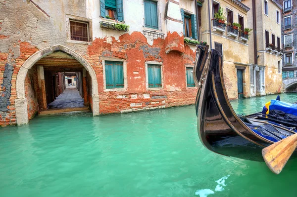 Gondola na malý kanál v Benátkách, Itálie. — Stock fotografie