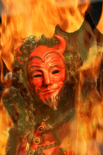 Красное лицо дьявола с черными волосами . — стоковое фото