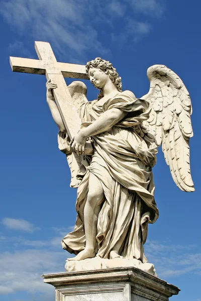 Engelskulptur mit Kreuz. rom, italien. — Stockfoto