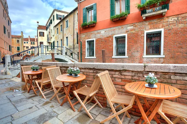 Typische uitzicht op klein straatje in Venetië, Italië. — Stockfoto